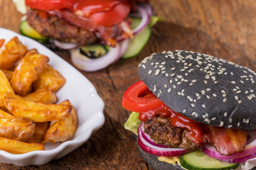 schwarzen Hamburger auf Holz