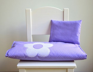 Kinderzimmer - Mädchenzimmer - Details - Kinderstuhl mit lila Kissen