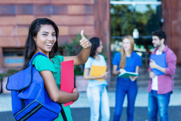 Fröhliche Austauschstudentin vor der Uni