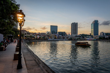 Fototapeta na wymiar atardecer en el río Singapur