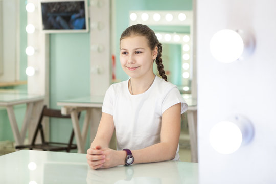 Teen Age Girl Actress Sitting In Front Of The Mirror With Spots Light In Green Room