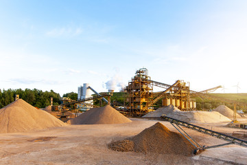 Abbau von Kies, Sand und Steinen in einer Sandgrube - Kiesgrube - Steinbruch - Maschinen in Produktion