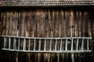 Naklejka premium Ladder on the side of a barn