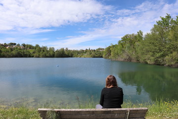 Femme regardant le lac de Monclar de Quercy