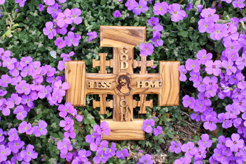 Croix de Jérusalem en bois d'olivier représentant Jésus-Christ. / Jerusalem cross in olive wood depicting Jesus Christ.