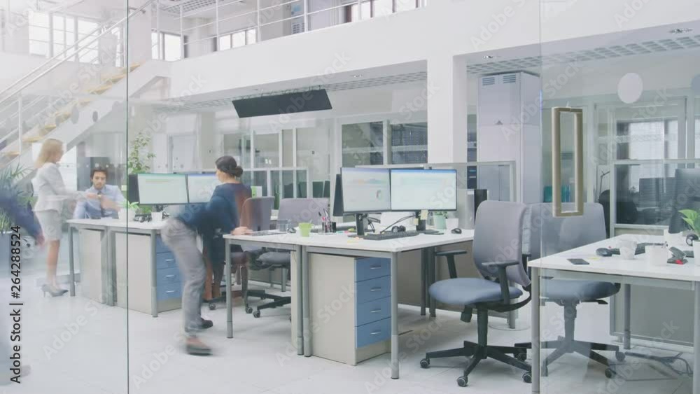 Leinwandbilder time-lapse in the modern open space office businessmen and businesswomen working, walking through ha