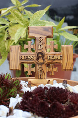 Croix de Jérusalem en bois d'olivier représentant Jésus-Christ. / Jerusalem cross in olive wood depicting Jesus Christ.