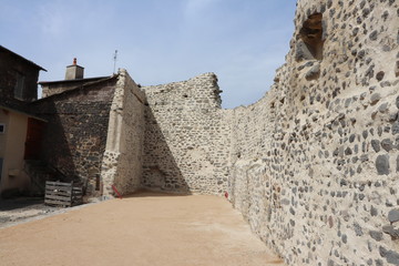 Fototapeta na wymiar Village de Saint Paulien en Haute Loire - Remparts de la ville fortifiée