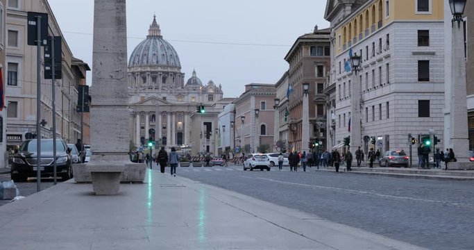 Persone e auto in Via della Conciliazione Roma