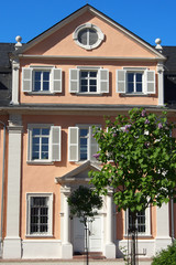Fototapeta na wymiar Schwetzingen: historische Fassade in der Altstadt
