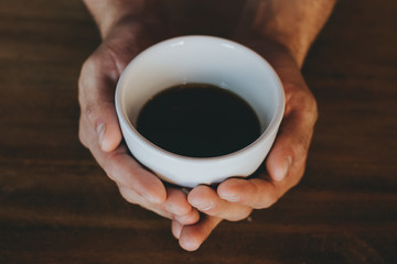 Manos sosteniendo taza de café 