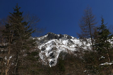 早春　雪の八ヶ岳連峰 赤岳鉱泉への道　北沢コース　横岳を仰ぎ見る