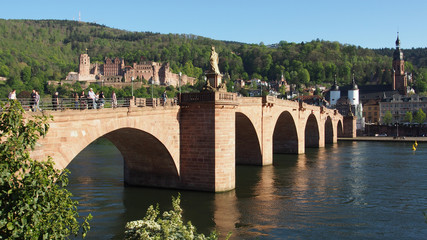 Obraz premium Heidelberg: Alte Brücke über den Neckar und Schloss, Deutschland