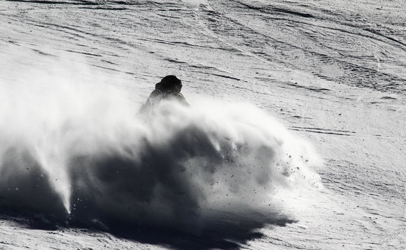 Deportista de snowboard en la nieve