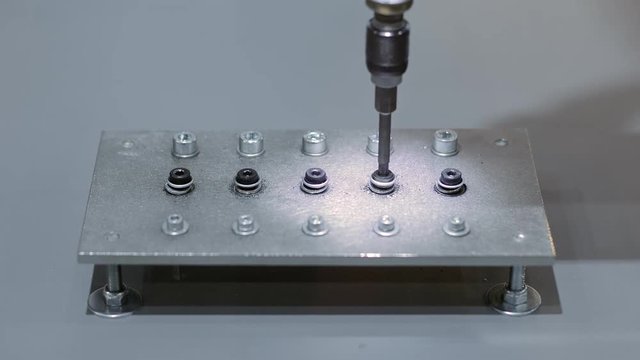 Industrial robot using automatic screwdriver