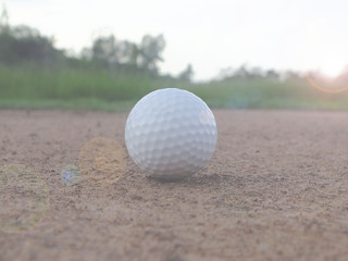 Golf dropped out of the green Fall on the sand or leave the field