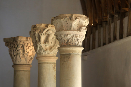 Le farinier de l'abbaye et les chapiteaux romans du choeur. Abbaye de Cluny. / The flour mill of the abbey and the Romanesque capitals of the choir. Abbey of Cluny.