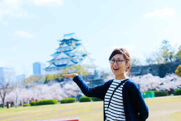 大阪城を観光する女性