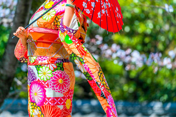 京都・和傘を持つ着物姿の女性