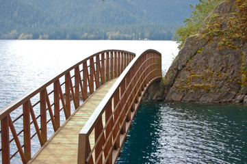 Fototapeta na wymiar bridge connecting hiking trail 