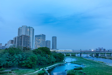 Fototapeta na wymiar 夕暮れ時の二子玉川の風景