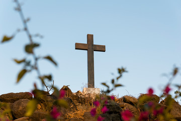 Cruz en lo alto de las piedras