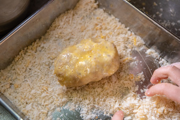 コロッケにパン粉を作る
