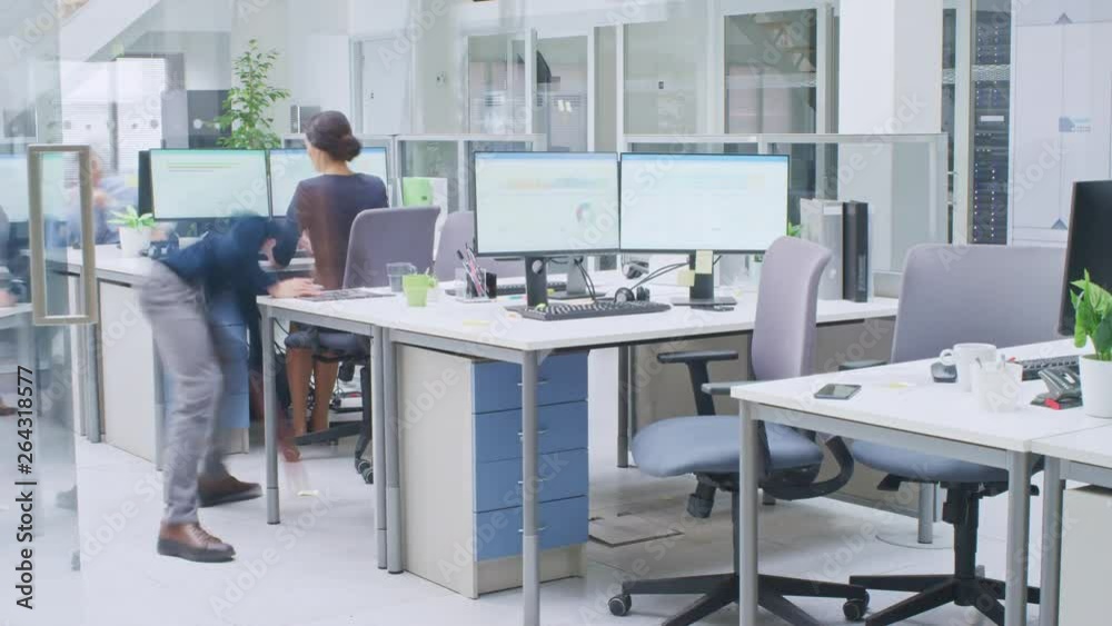Leinwandbilder time-lapse in the modern open space office businessmen and businesswomen working, walking through ha