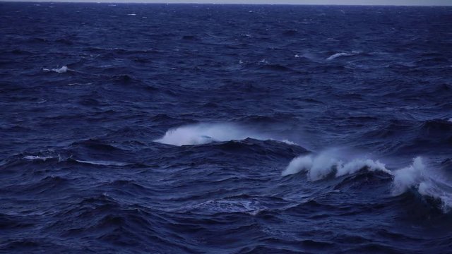 荒れた海　大波