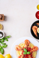 Fototapeta na wymiar Fried shrimp prawns Italian spaghetti pasta