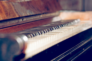 Nahaufnahme von einem alten Klavier