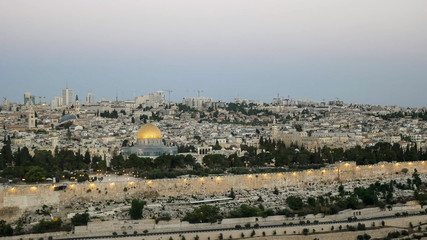 Fototapeta premium dawn view of the dome of the rock from the mount of