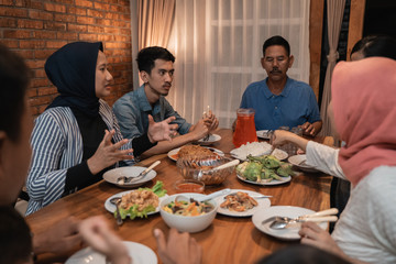 Fototapeta na wymiar asian muslim family dinner together at home. break fasting concept