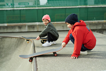 子供　スケートボード　スケートパーク