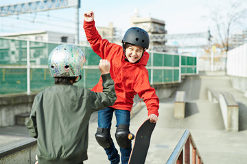 子供　スケートボード　スケートパーク © One