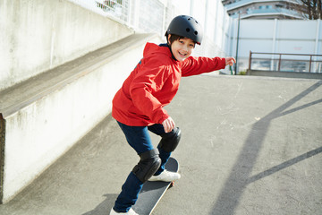 子供　スケートボード　スケートパーク