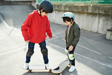 Fototapeta na wymiar 子供　スケートボード　スケートパーク