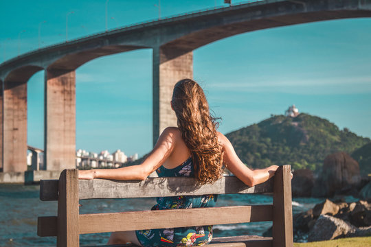 Sentada ao mar, vendo a paisagem aos p&eacute;s da 3&ordf; Ponte, Vit&oacute;ria - ES - Brasil.