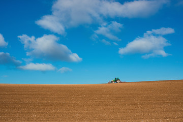 Fototapeta na wymiar magnifique paysage de la campagne avec un tracteur à l'horizon