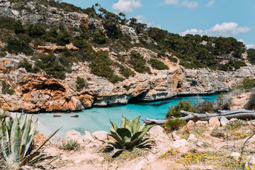 Wunderschöne türkisfarbene Bucht, eingebettet von Felsen auf Mallorca