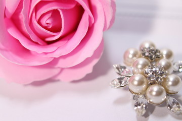 薔薇の花と真珠のアクセサリー(ブローチ)