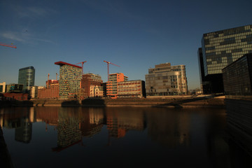 Obraz na płótnie Canvas Living Bridge im Düsseldorfer MedienHafen