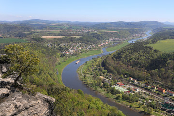 Fototapeta na wymiar Blick über die Elbe vom Lilienstein aus