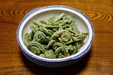 山菜の茹でたもの こごみの胡麻和え