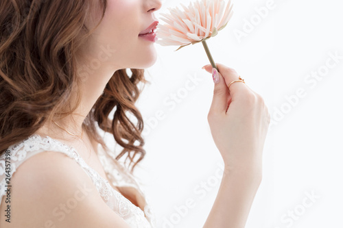 白背景に茶髪の巻き髪をした綺麗な女性が花をもって上を向いている姿キャバクラモデル美人 Wall Mural 健二 中村