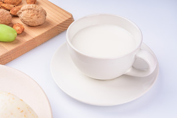Obraz na płótnie Canvas 干果与牛奶面包在白色的背景上