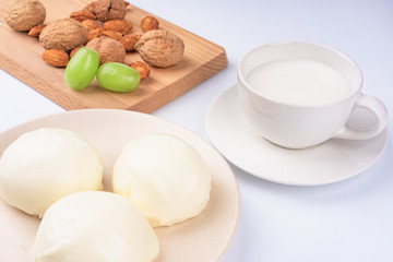 Fototapeta na wymiar 干果与牛奶面包在白色的背景上