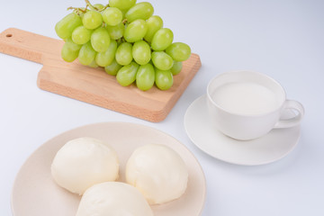 青提与牛奶面包在白色的背景上