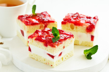 cheesecake with strawberries