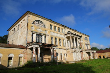 Fototapeta premium Ruins old manor house, Russia